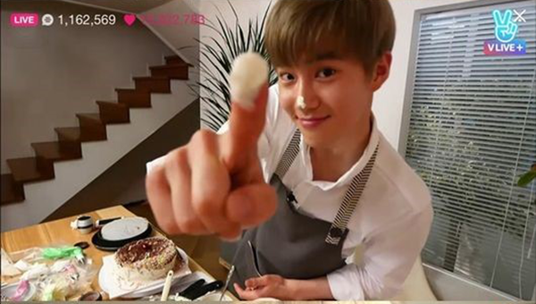 EXO临近回归送福利 KAI和粉丝们一起聊烦恼