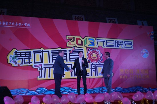 网络红人龙哥校园演讲引轰动 校企合作正式展