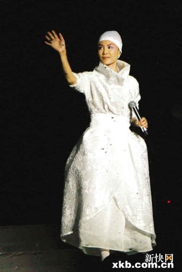 王菲厚爱上海献《心经》 说话比北京个唱翻番