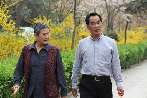 《院里院外》热拍 郑佩佩化身“刁蛮婆婆”