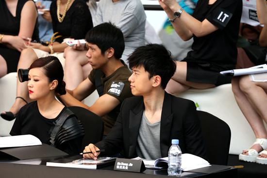 张杰参加时尚创意大赛 演唱会有望跨界表演