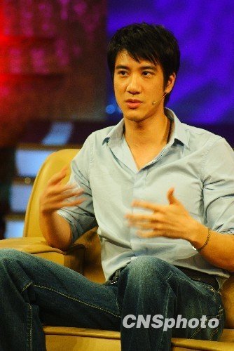 王力宏成都代言捞金千万 献歌两曲慰劳粉丝(图