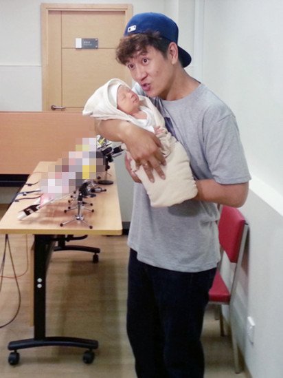 陈浩民被称“低头族” 奶爸王扮丑逗乐儿女