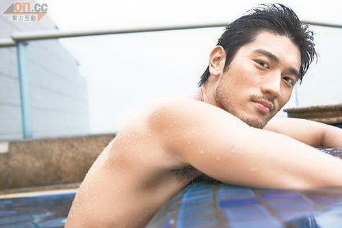 高以翔对蔡依林念念不忘 忙出写真集秀