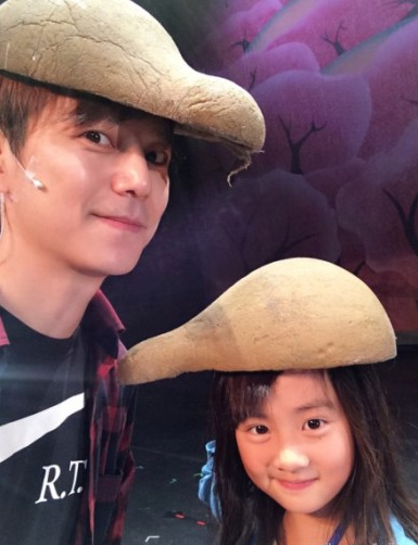 何炅头顶水瓢与黄磊女儿合影 被封多囧组合
