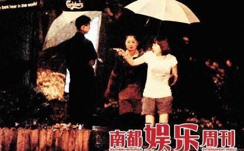 黃渤雨夜攜妻泡吧 洋氣愛妻“波波頭”現(xiàn)身(圖)