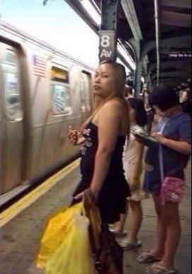 网友曝 凤姐美国近照 :暴肥 坐地铁看《故事会》