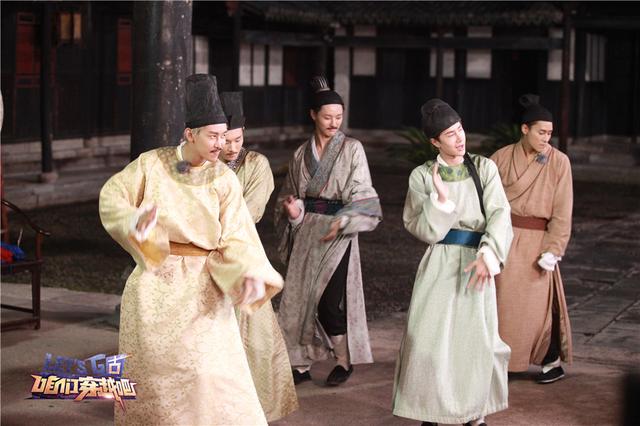 穿越吧》体验郑氏家规 集体穿越大跳算盘舞_娱