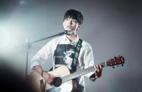 王俊凯学吉他改玩摇滚？其实就是迟早的事儿！