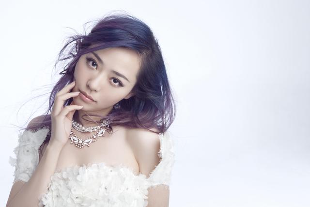 张靓颖《陪你走到底》MV上线 再现都市情感神曲