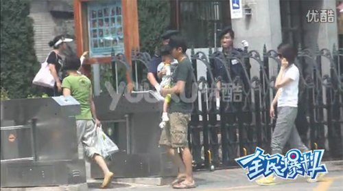 袁泉<em>夏雨女儿</em>夏哈哈首次曝光 神情极似老爸(组