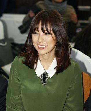 李孝利结束蜜月回国 吐槽老公打呼难入睡