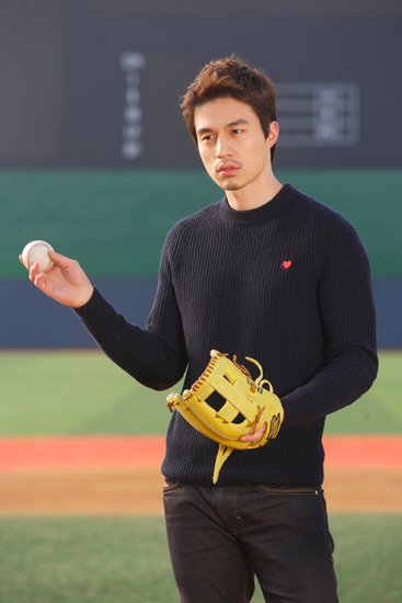 《暴乱罗曼史》将播 李东旭棒球手形象照曝光