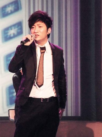 李炳辰现身《北京客》倡导健康生活过新年(图)