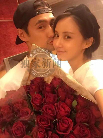  张歆艺 袁弘甜蜜出游 看见媒体羞涩躲男方身后