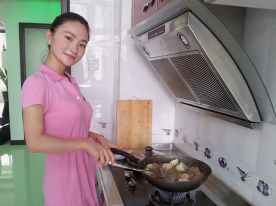 孔子雯录制《快乐生活一点通》 传授烹饪技巧