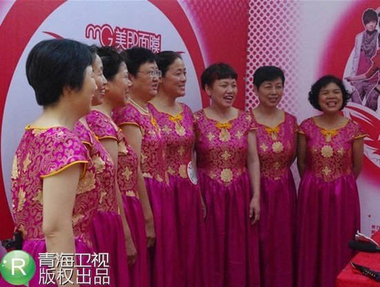 黄小琥携男友现身 六旬老太<em>穿</em>粉裙似少女_娱