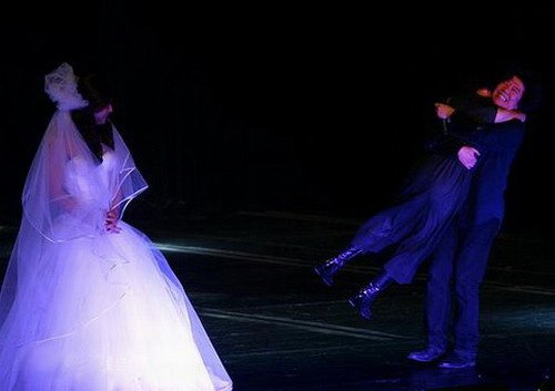 范植伟穿婚纱出演变性男 话剧《柔软》大获成