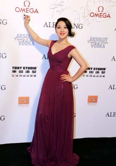 王碧儿出席设计师发布会 紫色长裙靓爆红毯