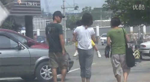 袁泉<em>夏雨女儿</em>夏哈哈首次曝光 神情极似老爸(组