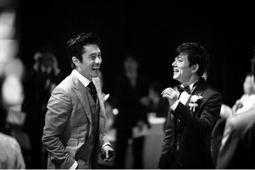 李凡秀婚礼现场照曝光 和爱妻当众甜蜜热吻(图)