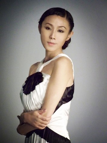 红白玫瑰齐赴《松花江上》 秦海璐胡靖钒齐诉苦