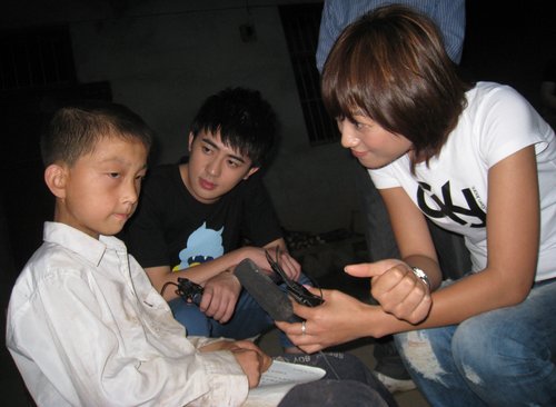 向日葵爱心计划启动 <em>朱丹</em>马松探望贫困儿童_