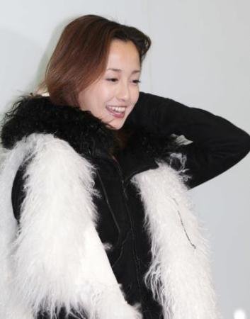 泽尻英龙华正式离婚 笑对记者不谈新男友