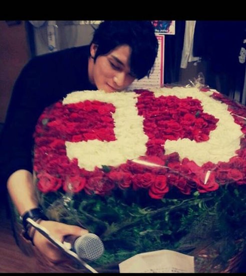 韩男团JYJ金在中晒萌照 开心收粉丝花束(图)