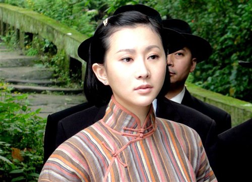 《兵临城下》剧照曝光 石天琦短发尽显睿智沉