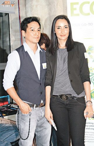 吴彦祖与妻子齐出席活动 自曝母亲患癌所幸痊