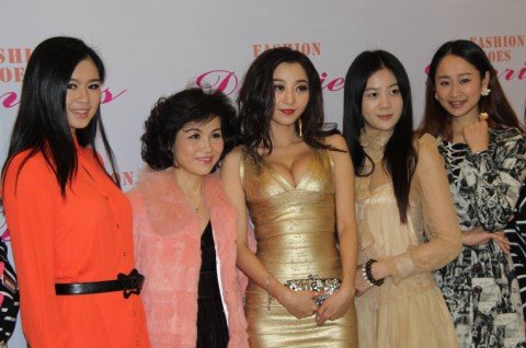 中国第一美胸模特张茜儿近七位数代言