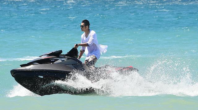 周杰伦《我要夏天》MV首发 水上英姿驰骋海面