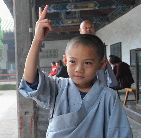 大和尚扬少林 美名  小和尚勤练武守家闹新春_娱