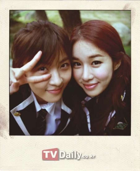 《秘密花园》热播 河智苑刘仁娜校服照曝光