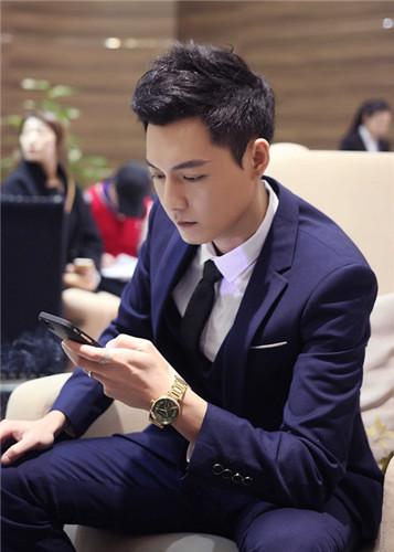 冯铭潮新片变冷酷富二代 气场超强尽显控制欲_娱乐_腾讯网