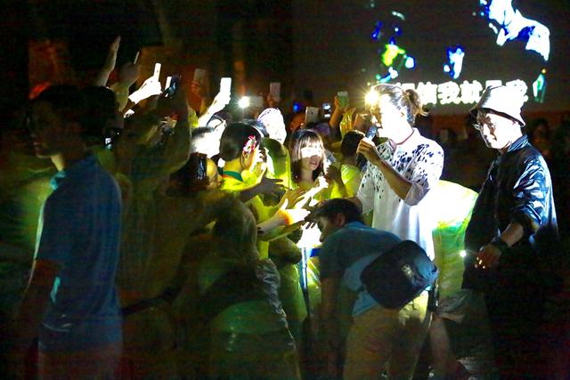 杨培安巴厘岛现场爆棚  下雨天观众热情依旧