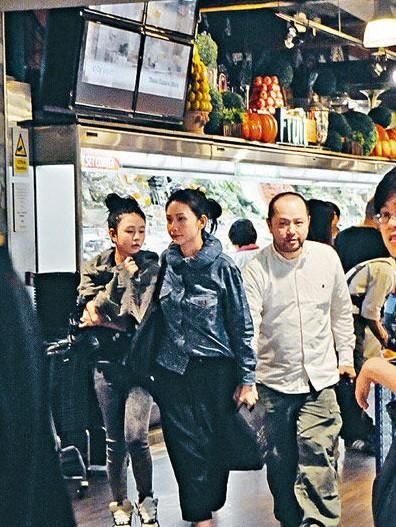 邱淑贞携老公女儿逛超市 见跟拍弃菜而逃(图)