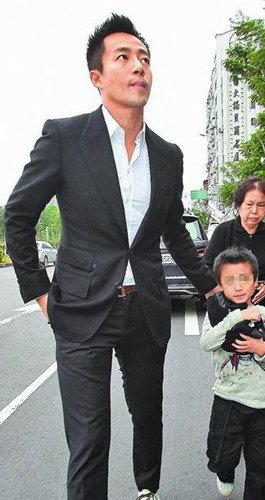 大s老公汪小菲一身黑装现身,表情肃穆