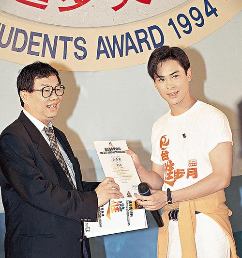  郑嘉颖 不跟师母打招呼被责骂 因早年终身合约