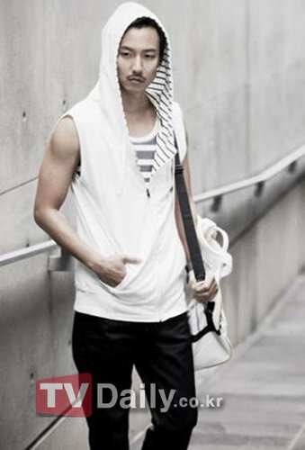 金南佶带伤主动申请入伍 为韩国男艺人树立榜样