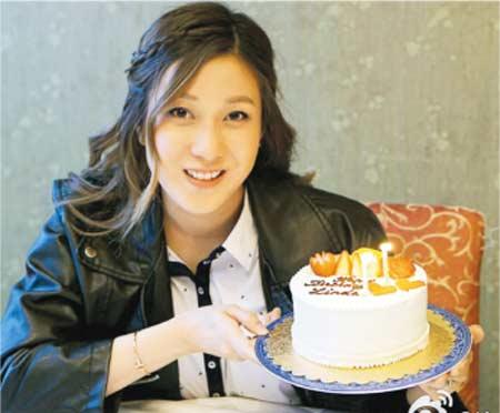 钟嘉欣庆32岁生日孕味浓 切蛋糕露幸福笑容