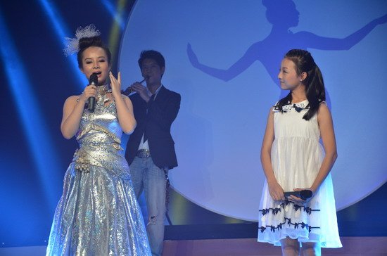 刘赛登上《星光大道8周年盛典》献唱《望月》