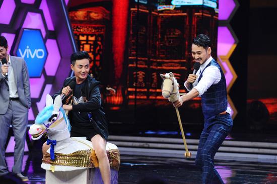 余少群《快乐大本营》古装教学 大侠“卖萌”