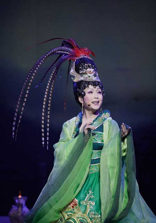 李玉刚天桥上演《新镜花水月》霓裳艳舞引关注
