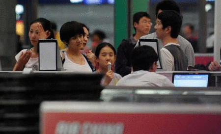 郑钧刘芸赴美蜜月 女方大肚隆起孕相十足(图)