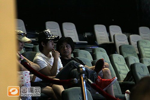 明星老爸董事老妈低调探班 武艺一家人温馨交