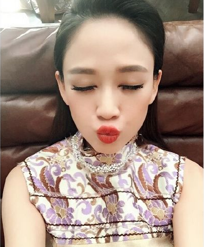 陈乔恩晒性感自拍 倚靠红色长椅摆妩媚造型