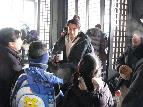 赵文卓冒严寒拍《七侠五义》 影迷探班送温暖
