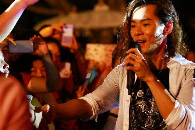 杨培安巴厘岛现场爆棚  下雨天观众热情依旧